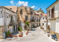 Il centro storico del borgo di Forza d'Agrò, Messina (Sicilia): il cuore del paese ha mantenuto intatto il suo antico fascino. Arrampicandosi per i vicoli si può curiosare ...