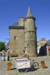 Il centro storico della città di Combourg con la Casa Lanterna, Bretagna, Francia. Questo antico edificio costruito in granito risale al 1597: venne innalzato come torre di avvistamento ...