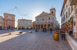 Il centro storico della città medievale di Montefalco, provincia di Perugia, Umbria. In questa immagine, la suggestiva Piazza del Municipio - © ValerioMei / Shutterstock.com