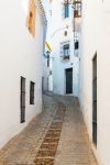 Il centro storico della cittadina di Carmona, Spagna, con una stradina su cui si affacciano le tradizionali abitazioni.
