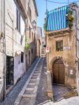 Il centro storico di Alatri, Frosinone, Lazio. Un'area del centro cittadino si sviluppa sul versante meridionale del colle su cui sorge: qui le stradine sono più ripide e spesso fruibili ...