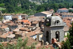 Il centro storico di Anduze visto dall'alto, dipartimento del Gard, Francia.


