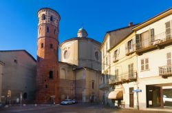 Il centro storico di Asti, Piemonte, con chiesa e torre campanaria.
