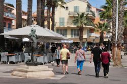 Il centro storico di Bandol, Francia. La primavera, con i suoi colori e profumi, è uno dei momenti migliori per visitare questa città di 8 mila abitanti incastonata lungo il litorale ...