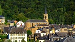 Il centro storico di Bouillon con la chiesa dei Santi Pietro e Paolo, Belgio - © tatif55 / Shutterstock.com