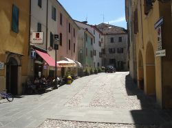 Una via del  centro storico di Calestano, villaggio medievale della provincia di Parma, sull'Appennin emiliano  - © ablof - CC BY-SA 2.0 - Wikipedia