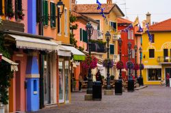 Il centro storico di Caorle con le sue case colorate, Veneto. Nel 2017 è stata inserita nei borghi storici marinari d'Italia.

