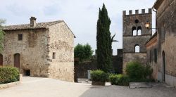 Il centro storico di Castellaro Lagusello in Lombardia