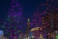 Il centro storico di Columbus illuminato di notte durante il Natale (Ohio, USA).



