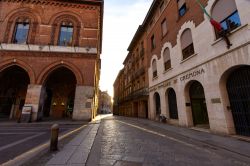 Il centro storico di Cremona completamente deserto durante l'epidemia di Covid-19 in Lombardia - © mauropr / Shutterstock.com