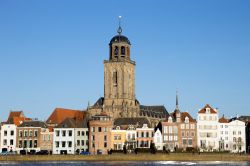 Il centro storico di Deventer (Olanda) è dominato dalla sagoma della Grote of Lebuïnuskerk, la principale chiesa della città - foto © VanderWolf Images / Shutterstock.com ...