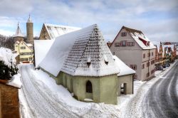 Il centro storico di Dinkelsbuhl, Germania, innevato.
