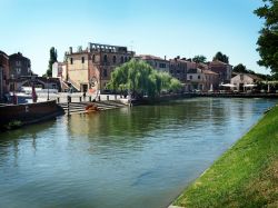 Il centro storico di Dolo con i palazzi eleganti sul fiume Brenta, in Veneto