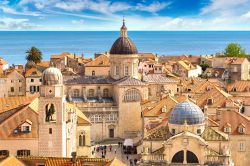 Il centro storico di Dubrovnik in una giornata estiva, Croazia. Sullo sfondo, il mare azzurro.

