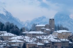 Il centro storico di Feltre in inverno, i tetti della città sono ammantati di bianco