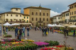 Il centro storico di Greve in Chianti, Toscana, in una giornata di pioggia. Siamo sulla via Chiantigiana che unisce Firenze con Siena passando attraverso il paesaggio del Chianti - © Sean ...