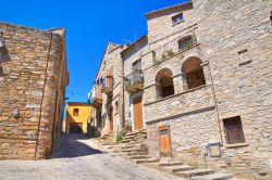 Il centro storico di Guardia Perticara (Basilicata) con un vicolo in salita.
