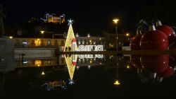 Il centro storico di Leiria by night con la fontana luminosa, il castello e le decorazioni natalizie (Portogallo) - © Ateles Films / Shutterstock.com