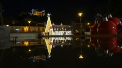 Il centro storico di Leiria by night con la fontana ...