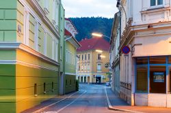 Il centro storico di Leoben fotografato all'imbrunire, Austria - © Ververidis Vasilis / Shutterstock.com