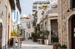 Il centro storico di Limassol, Cipro. Questa perla tutta da scoprire è l'ideale punto di partenza per un tour fra il castello medievale, le chiese e i musei - © Edoma / Shutterstock.com ...