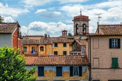 Il centro storico di Lucca con i suoi suggestivi edifici, Toscana.



