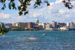 Il centro storico di Madison, Wisconsin: la cittadina è posizionata su un sottile istmo tra i laghi Mendota e Monona.
