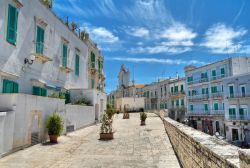 Il centro storico di Molfetta in una bella giornata di sole, Puglia.
