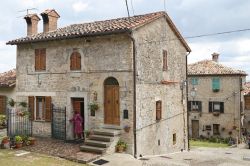 Il centro storico di Montemonaco tra i Monti Sibiliini di Ascoli Piceno, nelle Marche - © trotalo / Shutterstock.com