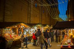 Il centro storico di Montepulciano, provincia di Siena, durante l'Avvento: vicoli e piazze della cittadina toscana si addobbano a festa con luminarie e bancarelle.
