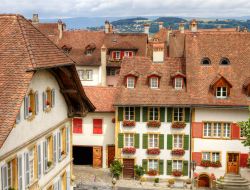 Il centro storico di Murten, Svizzera. I tetti delle case costruiti con tegole in argilla.
