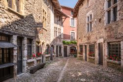 Il centro storico di Perouges (Francia): un tipico vicoletto con pavimentazione a ciottoli. 

