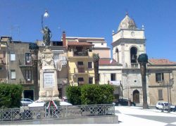 Il centro storico di Ramacca in Sicilia: la Piazza Regina Elena - © Azotoliquido, CC BY-SA 3.0, Wikipedia