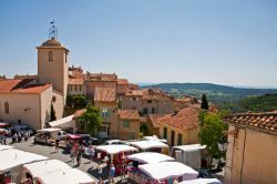 Il centro storico di Ramatuelle con la chiesa nella piazza principale, Francia - © cworthy / Shutterstock.com