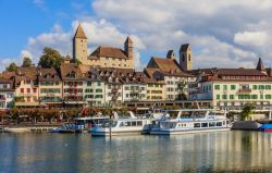 Il centro storico di Rapperswil con il castello sul lago di Zurigo in Svizzera. - © Denis Linine / Shutterstock.com