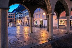 Il centro storico di Riva del Garda by night, ...