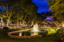 Il centro storico di Saint-Etienne by night con il patio per la musica (Francia).

