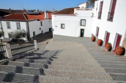 Il centro storico di Serpa con le scale e le abitazioni imbiancate, Alentejo, Portogallo.



