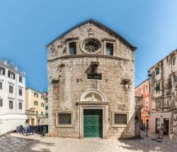Il centro storico di Sibenik (Croazia) ospita molte chiese antiche incastonate tra i vicoli e le piazzette - foto © isa_ozdere / Shutterstock.com