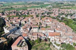 Il centro storico di Sinalunga, borgo storico delle colline di Siena, in Toscana.