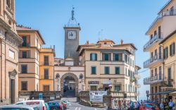 Il centro storico di Soriano nel Cimino, provincia di Viterbo, con la torre dell'orologio (Lazio) - © Stefano_Valeri / Shutterstock.com