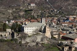 Il centro storico di Susa, Piemonte, con la cattedrale di San Giusto e l'antico acquedotto romano.

