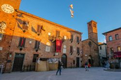 Il centro storico di Torrita di Siena si prepara al Palio dei somari in primavera - © Stefano Mazzola / Shutterstock.com