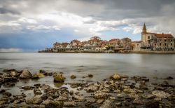 Il centro storico di Umago (Croazia) fu costruito su un'isoletta staccata dalla terraferma. Oggi l'isola non esiste più e la città è tutta unita.