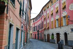Il centro storico di Varese Ligure, Liguria, con le sue tipiche viuzze strette - © Fabio Caironi / Shutterstock.com