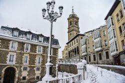 Il centro storico di Vitoria Gasteiz ricoperto dalla neve, Spagna: è stato dichiarato complesso monumentale nel 1997 - © Ander Dylan / Shutterstock.com