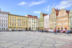 Centro storico di Wroclaw, Polonia - La piazza e le strade del centro storico di Wroclaw. Da notare la bella architettura e i colori pastello con cui sono dipinte le facciate dei palazzi che ...