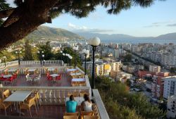 il centro storico e la costa di Valona in Albania. - © JSansuk / Shutterstock.com