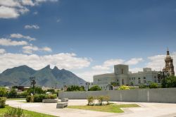 Il Cerro de la Silla visto dalla Macroplaza di Monterrey, Nuevo Leon, Messico.
