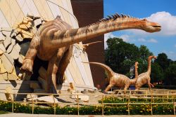 Il Children's Museum di Indianapolis, Indiana: un dinasuto sbuca da un edificio del museo  - © James Kirkikis / Shutterstock.com